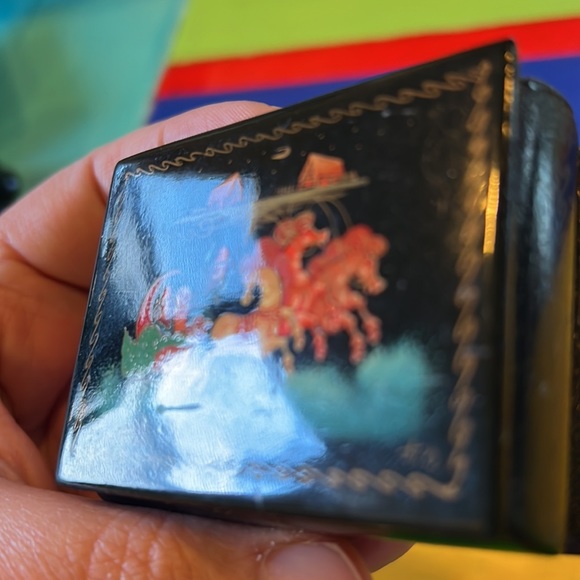 Russian enamel box finely painted details lacquer black horses farm carriage - Picture 4 of 10